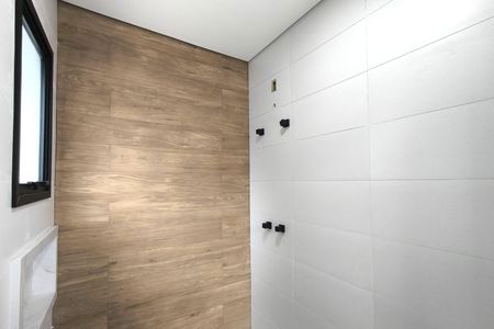 Casa de condomínio à venda com 300m², 4 quartos e 4 vagas Casa de condomínio à venda com 300m², 4 quartos e 4 vagasBanheiro do Quintal