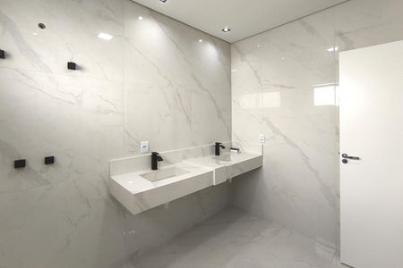 Casa de condomínio à venda com 300m², 4 quartos e 4 vagas Casa de condomínio à venda com 300m², 4 quartos e 4 vagasBanheiro da Suíte 1