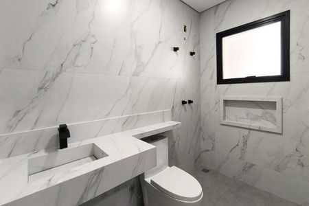 Casa de condomínio à venda com 300m², 4 quartos e 4 vagas Casa de condomínio à venda com 300m², 4 quartos e 4 vagasBanheiro da Suíte 4