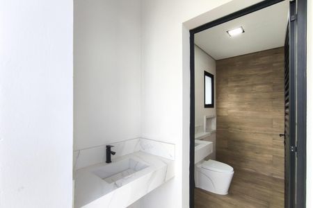 Casa de condomínio à venda com 300m², 4 quartos e 4 vagas Casa de condomínio à venda com 300m², 4 quartos e 4 vagasBanheiro do Quintal