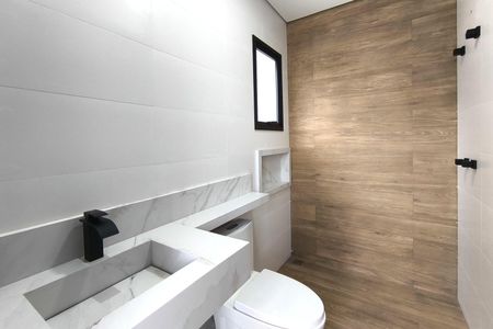 Casa de condomínio à venda com 300m², 4 quartos e 4 vagas Casa de condomínio à venda com 300m², 4 quartos e 4 vagasBanheiro do Quintal