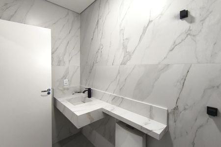 Casa de condomínio à venda com 300m², 4 quartos e 4 vagas Casa de condomínio à venda com 300m², 4 quartos e 4 vagasBanheiro da Suíte 4