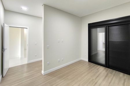 Casa de condomínio à venda com 300m², 4 quartos e 4 vagas Casa de condomínio à venda com 300m², 4 quartos e 4 vagasSuíte 1