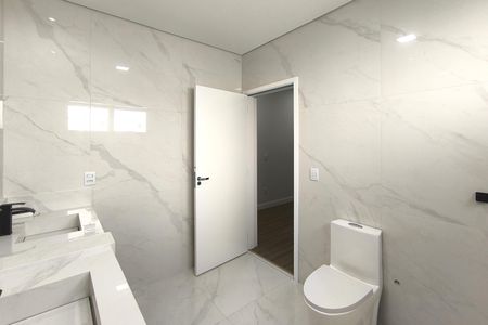 Casa de condomínio à venda com 300m², 4 quartos e 4 vagas Casa de condomínio à venda com 300m², 4 quartos e 4 vagasBanheiro da Suíte 1