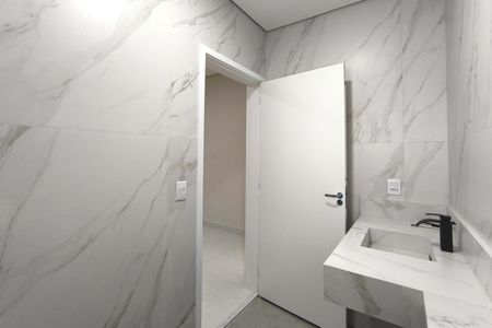 Casa de condomínio à venda com 300m², 4 quartos e 4 vagas Casa de condomínio à venda com 300m², 4 quartos e 4 vagasBanheiro da Suíte 4