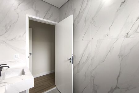 Casa de condomínio à venda com 300m², 4 quartos e 4 vagas Casa de condomínio à venda com 300m², 4 quartos e 4 vagasBanheiro da Suíte 3