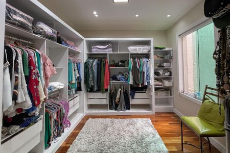 Casa à venda com 380m², 3 quartos e 6 vagasCloset - Suíte