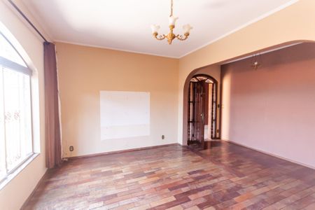 Casa à venda com 318m², 5 quartos e 6 vagas Casa à venda com 318m², 5 quartos e 6 vagasSala