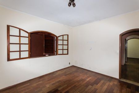 Casa à venda com 318m², 5 quartos e 6 vagas Casa à venda com 318m², 5 quartos e 6 vagasQuarto 2