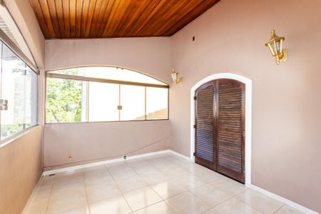 Casa à venda com 318m², 5 quartos e 6 vagas Casa à venda com 318m², 5 quartos e 6 vagasVaranda da Suíte 2