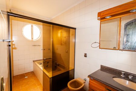 Casa à venda com 318m², 5 quartos e 6 vagas Casa à venda com 318m², 5 quartos e 6 vagasBanheiro da Suíte 2