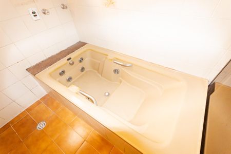 Casa à venda com 318m², 5 quartos e 6 vagas Casa à venda com 318m², 5 quartos e 6 vagasBanheiro da Suíte 2