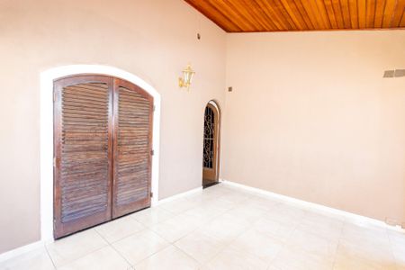 Casa à venda com 318m², 5 quartos e 6 vagas Casa à venda com 318m², 5 quartos e 6 vagasVaranda da Suíte 2