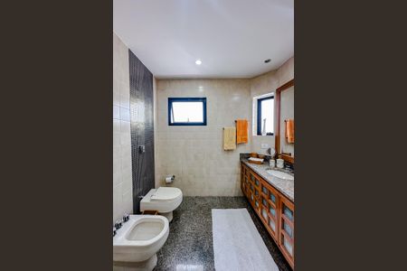 Apartamento para alugar com 300m², 4 quartos e 3 vagasBanheiro da Suíte 1