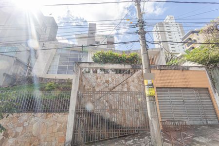 Casa para alugar com 206m², 5 quartos e 1 vaga Casa para alugar com 206m², 5 quartos e 1 vagaFachada