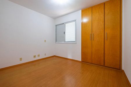Apartamento à venda com 124m², 4 quartos e 3 vagasQuarto 2