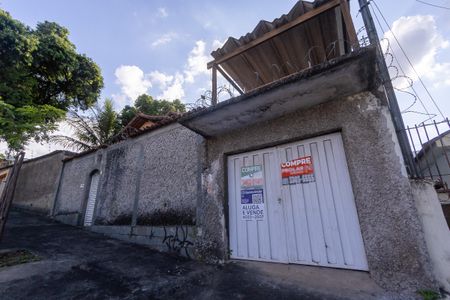 Casa à venda com 101m², 3 quartos e 2 vagas Casa à venda com 101m², 3 quartos e 2 vagasFachada