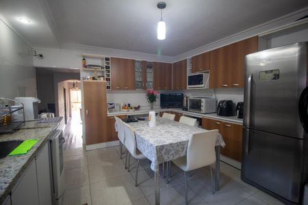 Casa à venda com 451m², 4 quartos e 4 vagasCozinha