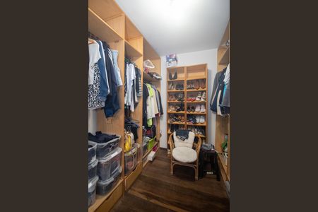 Casa à venda com 451m², 4 quartos e 4 vagasCloset Suíte