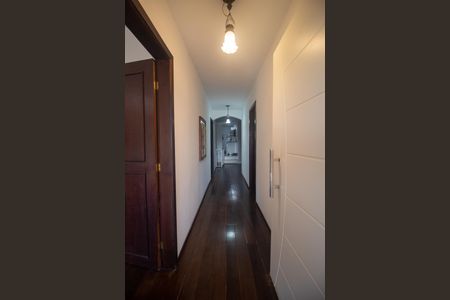 Casa à venda com 451m², 4 quartos e 4 vagasCorredor