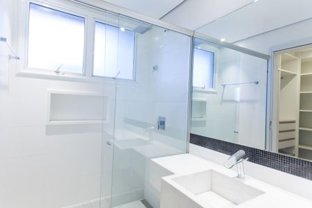 Casa de condomínio à venda com 397m², 4 quartos e 4 vagas Casa de condomínio à venda com 397m², 4 quartos e 4 vagasBanheiro da Suíte 2