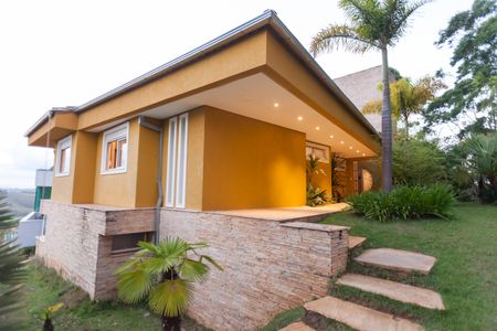 Casa de condomínio à venda com 397m², 4 quartos e 4 vagas Casa de condomínio à venda com 397m², 4 quartos e 4 vagasFachada