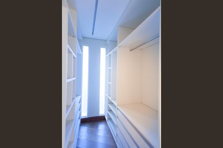 Casa de condomínio à venda com 397m², 4 quartos e 4 vagas Casa de condomínio à venda com 397m², 4 quartos e 4 vagasCloset Suíte master