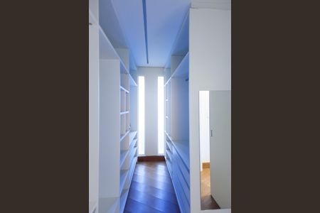 Casa de condomínio à venda com 397m², 4 quartos e 4 vagas Casa de condomínio à venda com 397m², 4 quartos e 4 vagasCloset Suíte master