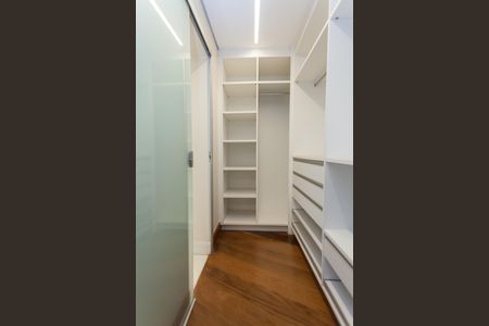 Casa de condomínio à venda com 397m², 4 quartos e 4 vagas Casa de condomínio à venda com 397m², 4 quartos e 4 vagasCloset Suíte 1