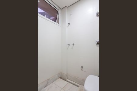 Casa de condomínio à venda com 397m², 4 quartos e 4 vagas Casa de condomínio à venda com 397m², 4 quartos e 4 vagasBanheiro de serviço