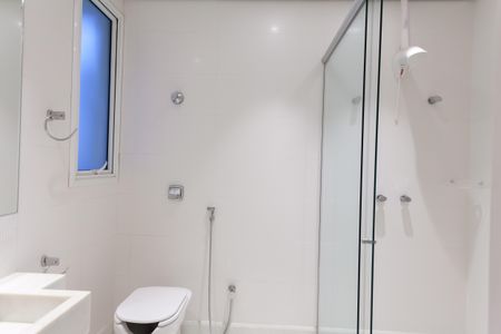 Casa de condomínio à venda com 397m², 4 quartos e 4 vagas Casa de condomínio à venda com 397m², 4 quartos e 4 vagasBanheiro suíte 3