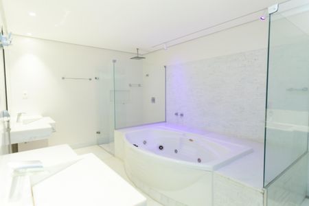 Casa de condomínio à venda com 397m², 4 quartos e 4 vagas Casa de condomínio à venda com 397m², 4 quartos e 4 vagasBanheiro da Suíte master