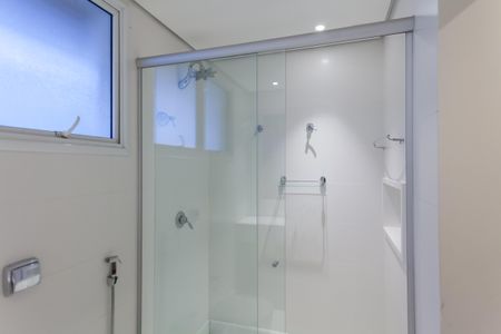 Casa de condomínio à venda com 397m², 4 quartos e 4 vagas Casa de condomínio à venda com 397m², 4 quartos e 4 vagasBanheiro da Suíte 1