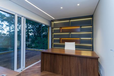 Casa de condomínio à venda com 397m², 4 quartos e 4 vagas Casa de condomínio à venda com 397m², 4 quartos e 4 vagasEscritório