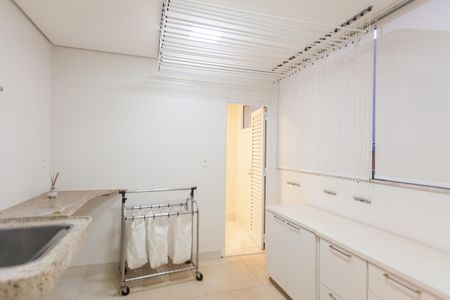 Casa de condomínio à venda com 397m², 4 quartos e 4 vagas Casa de condomínio à venda com 397m², 4 quartos e 4 vagasÁrea de Serviço