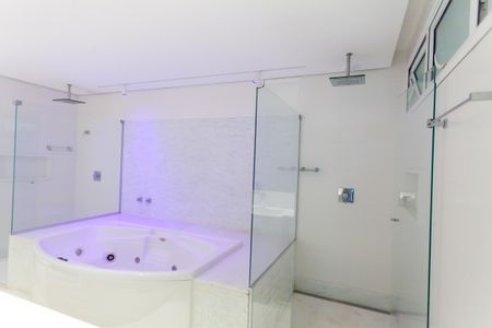 Casa de condomínio à venda com 397m², 4 quartos e 4 vagas Casa de condomínio à venda com 397m², 4 quartos e 4 vagasBanheiro da Suíte master