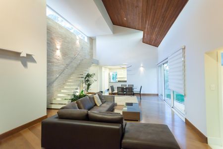 Casa de condomínio à venda com 397m², 4 quartos e 4 vagas Casa de condomínio à venda com 397m², 4 quartos e 4 vagasSala