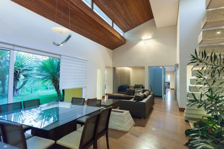 Casa de condomínio à venda com 397m², 4 quartos e 4 vagas Casa de condomínio à venda com 397m², 4 quartos e 4 vagasSala