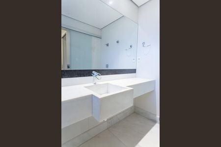 Casa de condomínio à venda com 397m², 4 quartos e 4 vagas Casa de condomínio à venda com 397m², 4 quartos e 4 vagasBanheiro da Suíte 2