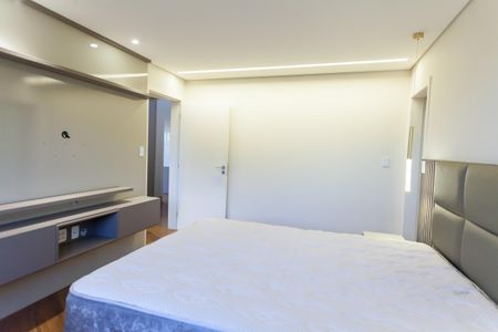 Casa de condomínio à venda com 397m², 4 quartos e 4 vagas Casa de condomínio à venda com 397m², 4 quartos e 4 vagasSuíte master