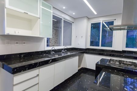 Casa de condomínio à venda com 397m², 4 quartos e 4 vagas Casa de condomínio à venda com 397m², 4 quartos e 4 vagasCozinha