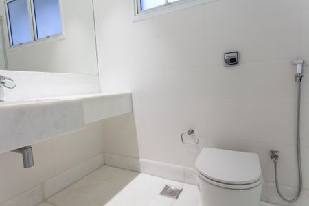 Casa de condomínio à venda com 397m², 4 quartos e 4 vagas Casa de condomínio à venda com 397m², 4 quartos e 4 vagasBanheiro da Suíte 1