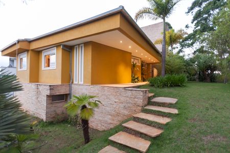 Casa de condomínio à venda com 397m², 4 quartos e 4 vagas Casa de condomínio à venda com 397m², 4 quartos e 4 vagasFachada