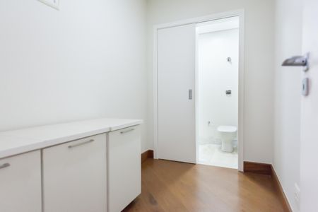 Casa de condomínio à venda com 397m², 4 quartos e 4 vagas Casa de condomínio à venda com 397m², 4 quartos e 4 vagasQuarto de Serviço