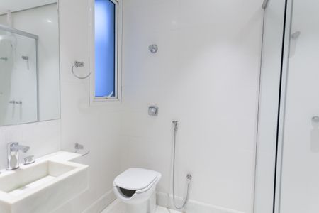 Casa de condomínio à venda com 397m², 4 quartos e 4 vagas Casa de condomínio à venda com 397m², 4 quartos e 4 vagasBanheiro suíte 3