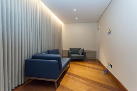 Casa de condomínio à venda com 397m², 4 quartos e 4 vagas Casa de condomínio à venda com 397m², 4 quartos e 4 vagasSala tv