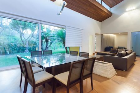 Casa de condomínio à venda com 397m², 4 quartos e 4 vagas Casa de condomínio à venda com 397m², 4 quartos e 4 vagasSala de Jantar