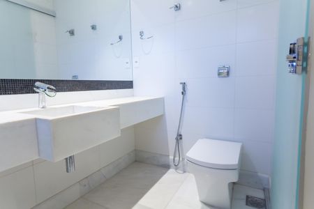 Casa de condomínio à venda com 397m², 4 quartos e 4 vagas Casa de condomínio à venda com 397m², 4 quartos e 4 vagasBanheiro da Suíte 2