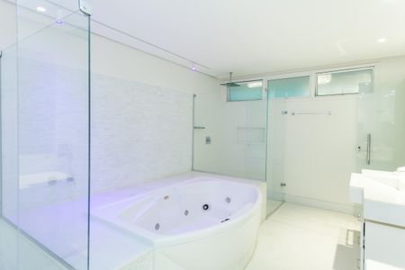 Casa de condomínio à venda com 397m², 4 quartos e 4 vagas Casa de condomínio à venda com 397m², 4 quartos e 4 vagasBanheiro da Suíte master