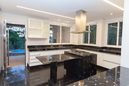 Casa de condomínio à venda com 397m², 4 quartos e 4 vagas Casa de condomínio à venda com 397m², 4 quartos e 4 vagasCozinha